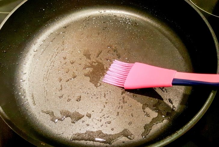 brush-the-grease-from-pan